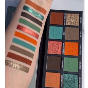 *SOLD* Give Me Glow Cosmetics Haunted Pumpkin Palette